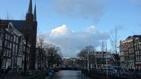 Die Innenstadt von Amsterdam mit St. Francis Xavier Kirche (links).