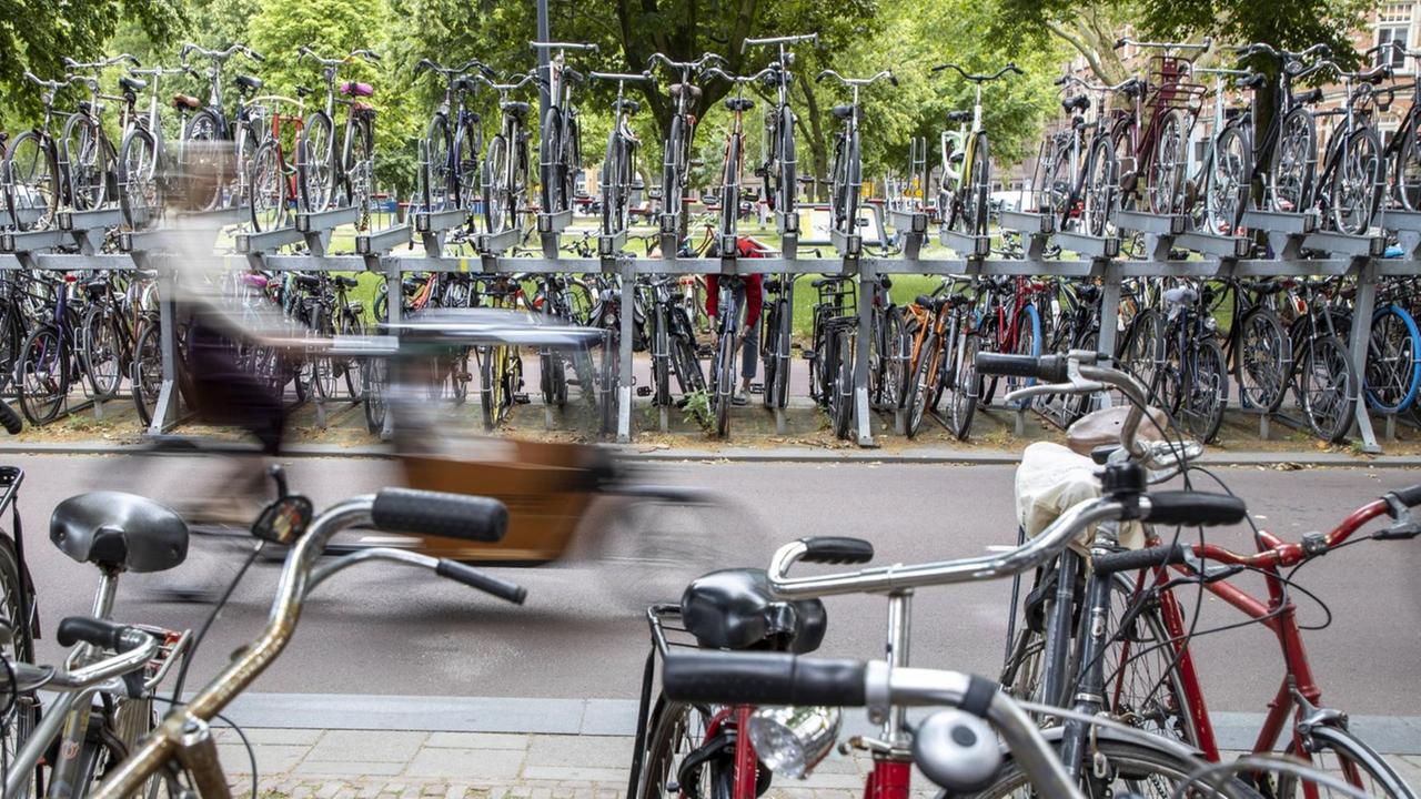 Utrecht, Niederland, Fahrradverkehr in der Innenstadt, 60 % der Utrechter kommen mit dem Rad in die Stadt, zweigeschossiger Fahrradparkplatz am Moreelspark, *** Utrecht, the Netherlands, bicycle traffic in the city centre, 60 of Utrechts citizens come to the city by bicycle, two-storey bicycle parking at Moreelspark, Utrecht, Niederland, Fahrradverkehr in der Innenstadt, 60 % der Utrechter kommen mit dem Rad in die Stadt, zweigeschossiger Fahrradparkplatz am Moreelspark, *** Utrecht, the Netherlands, bicycle traffic in the city centre, 60 of Utrechts citizens come to the city by bicycle, two-storey bicycle parking at Moreelspark,
