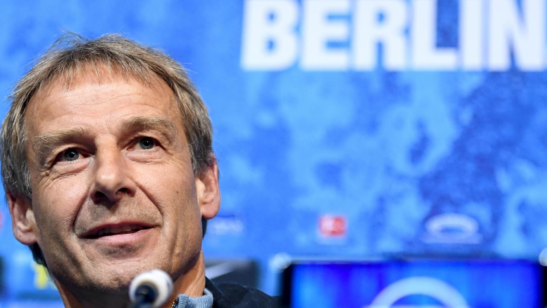 Jürgen Klinsmann, der neue Trainer von Hertha BSC, gibt eine Presse-Konferenz. 