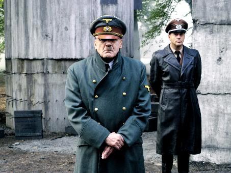 Der Schauspieler Bruno Ganz, links, als Adolf Hitler und Heino Ferch, rechts, als Albert Speer in dem Film "Der Untergang" von Bernd Eichinger