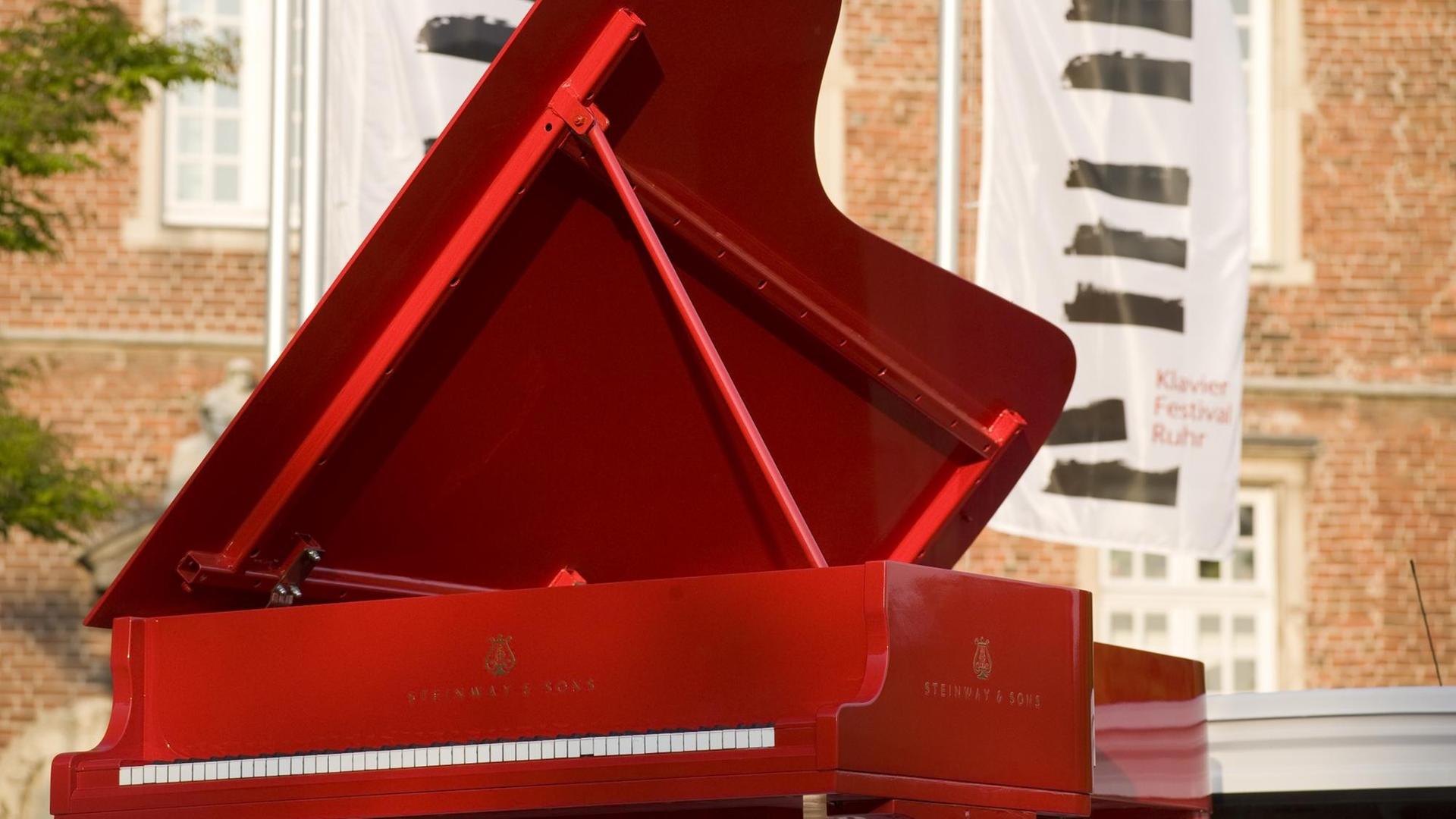 Der rote Flügel, beliebtes Wahrzeichen des Klavier-Festivals Ruhr, steht vor dem Hertener Schloss