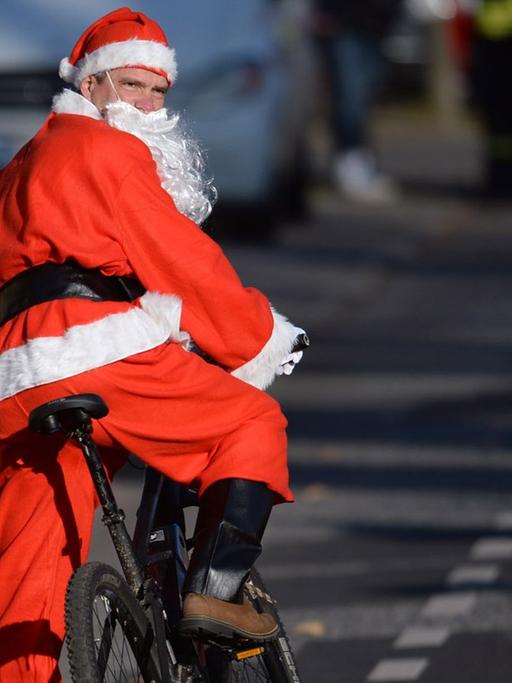 Weihnachtsmann auf dem Fahrrad