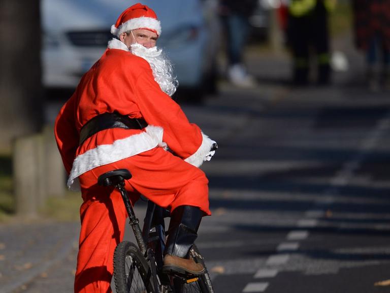 Weihnachtsmann auf dem Fahrrad