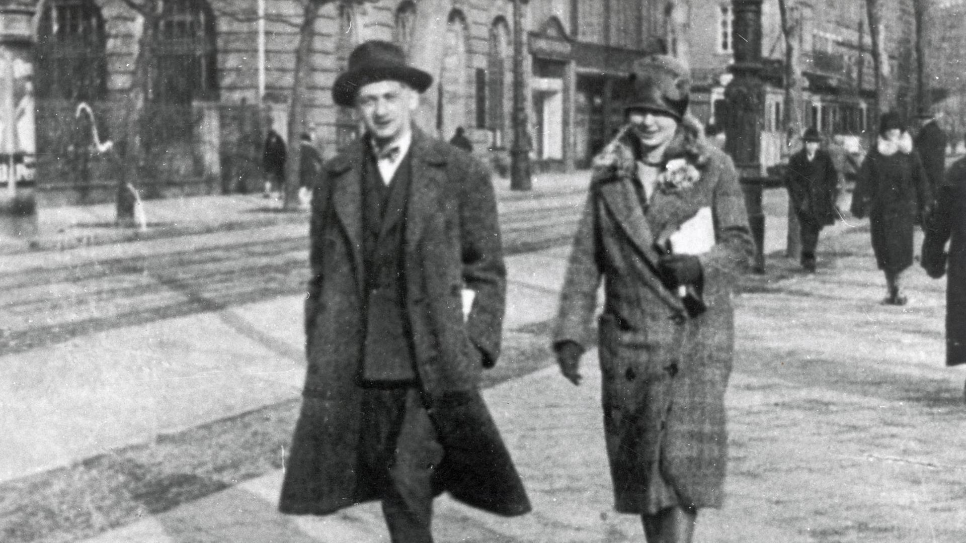 Der Schriftsteller Joseph Roth spaziert an der Seite einer Frau durch Paris.