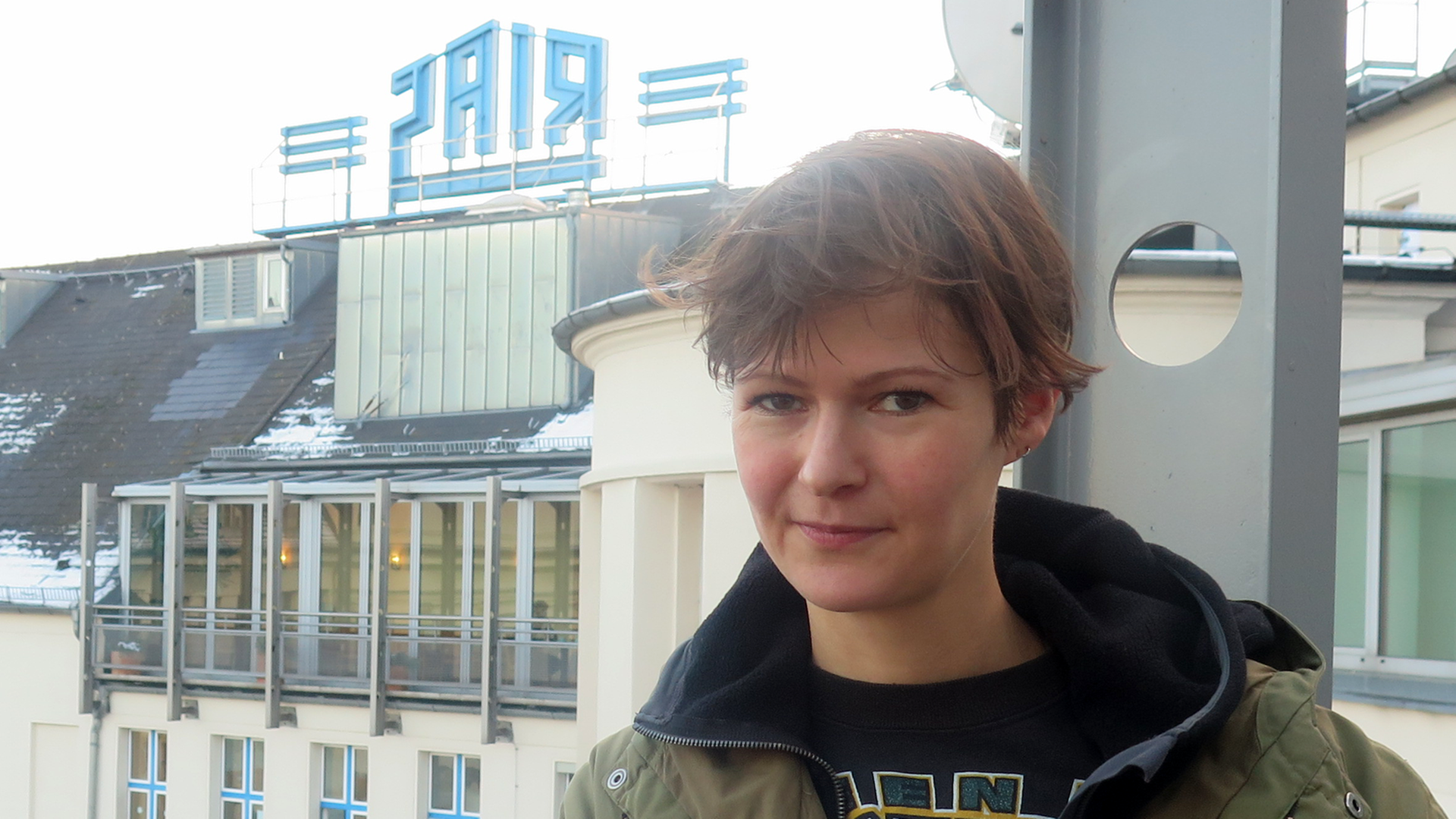 Porträtfoto der norwegischen Musikerin Hanne Kolstø, im Hintergrund ist das Gebäude von Deutschlandradio Kultur mit dem Schriftzug "Rias" auf dem Dach zu sehen