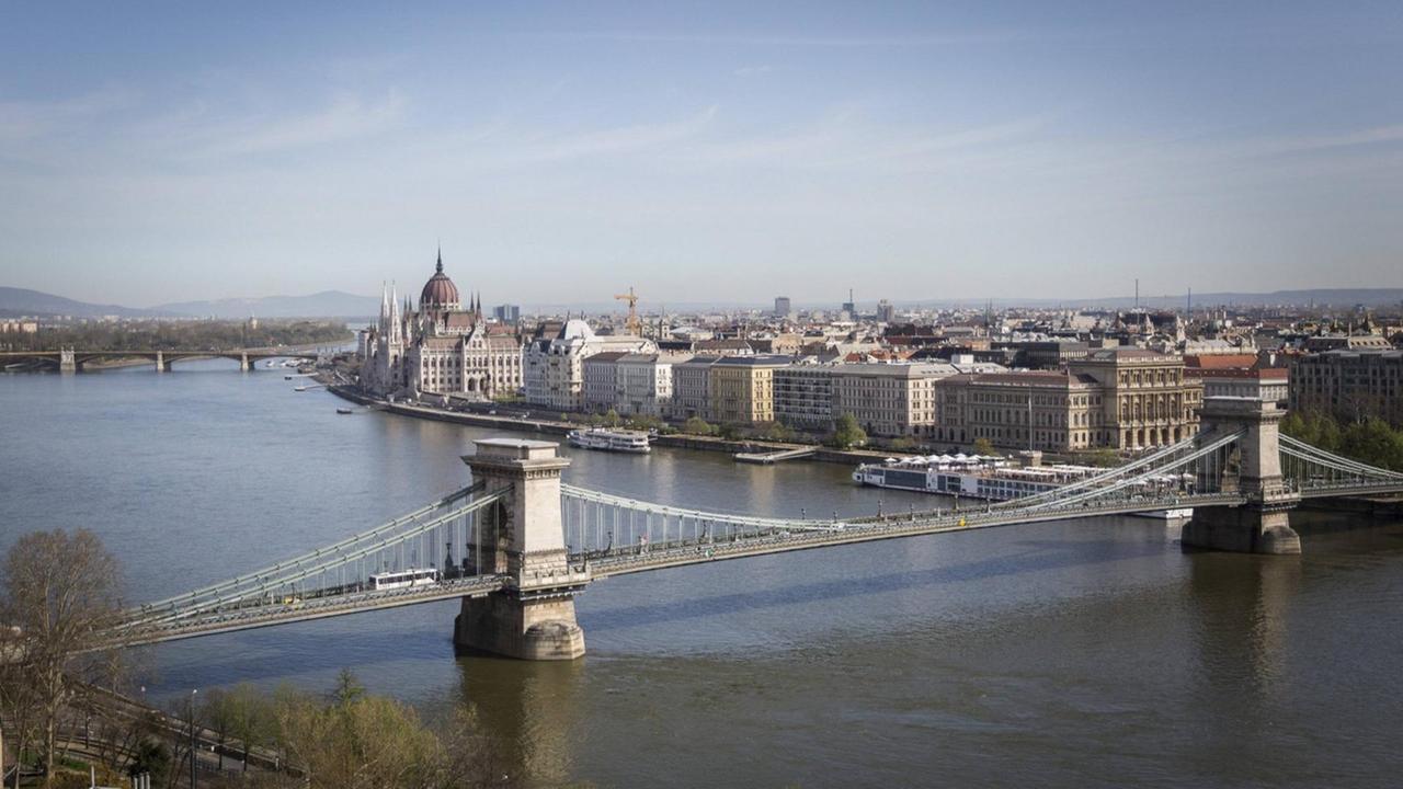 Blick auf Budapest: Das Parlamentsgebäude Orszaghaz , die Donau sowie die Szechenyi Lanchid (Kettenbruecke)