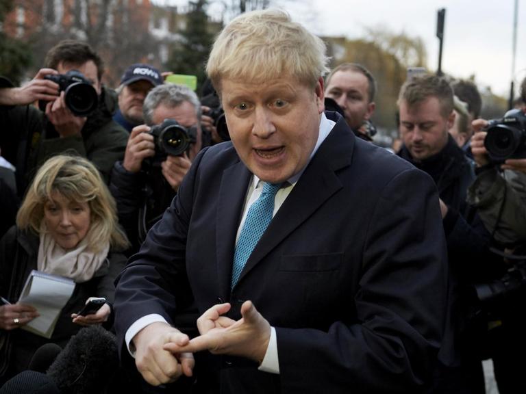 Der Londoner Bürgermeister Boris Johnson umgeben von Journalisten