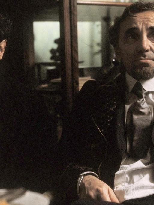 Flavio Bucci als Settembrini und Charles Aznavour als Jesuit Naphta.