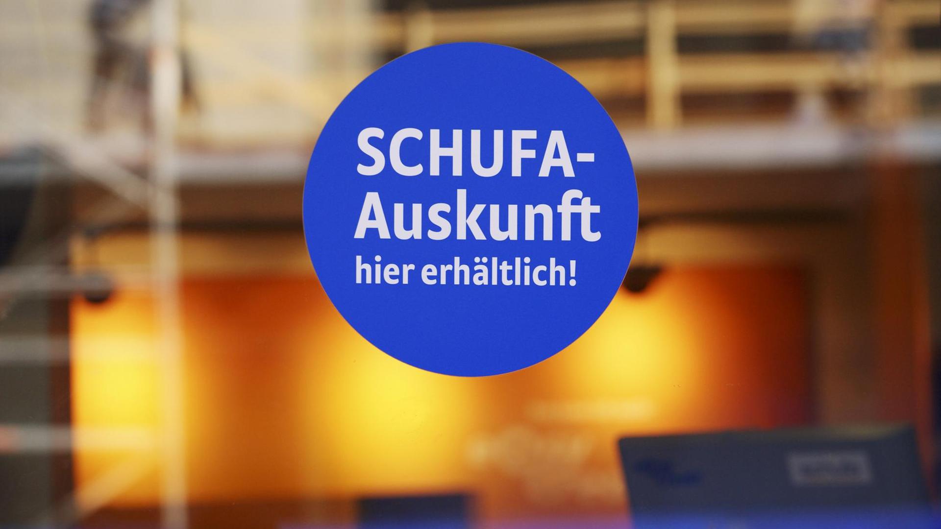 "Schufa-Auskunft hier erhältlich", steht an der Scheibe eines Kreditinstitutes, das Kleinkredite an Privatkunden vergibt.