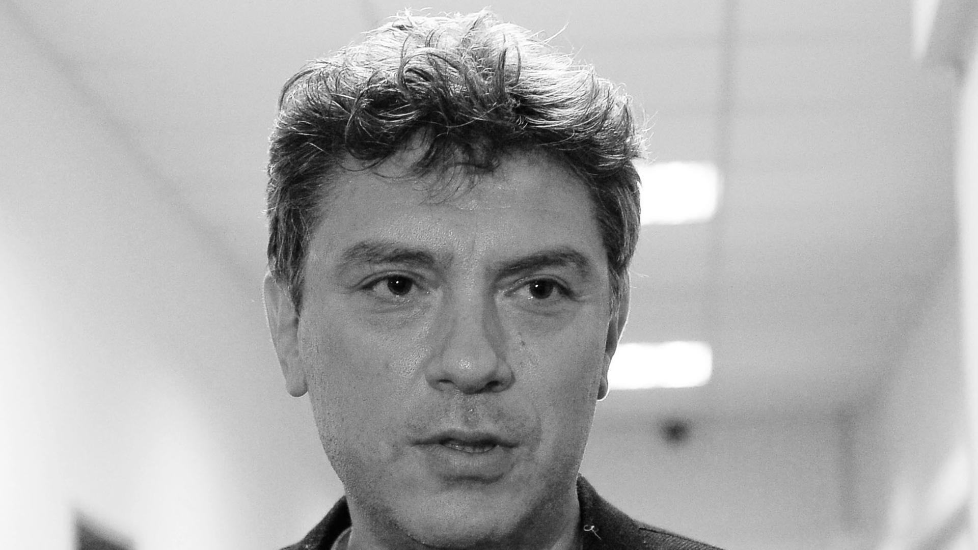 Schwarz-Weiß-Porträt von Boris Nemzow