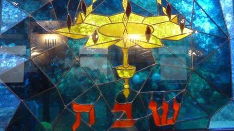 Ausschnitt aus einem Fenster der Synagoge in Meran.