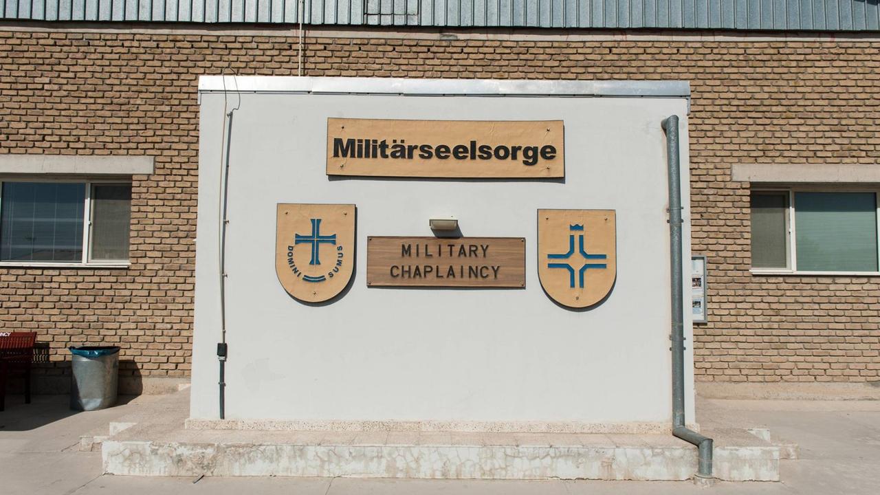 Der Eingang zur Militärseelsorge der Bundeswehr im Camp Marmal der Bundeswehr bei Mazar-e Sharif in Afghanistan am 11.07.2014 