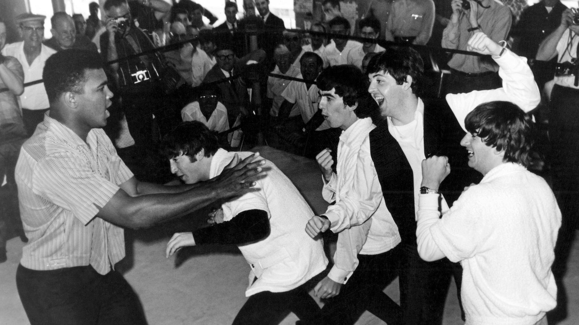Muhammed Ali im Ring mit den Beatles am 19. Februar 1964.