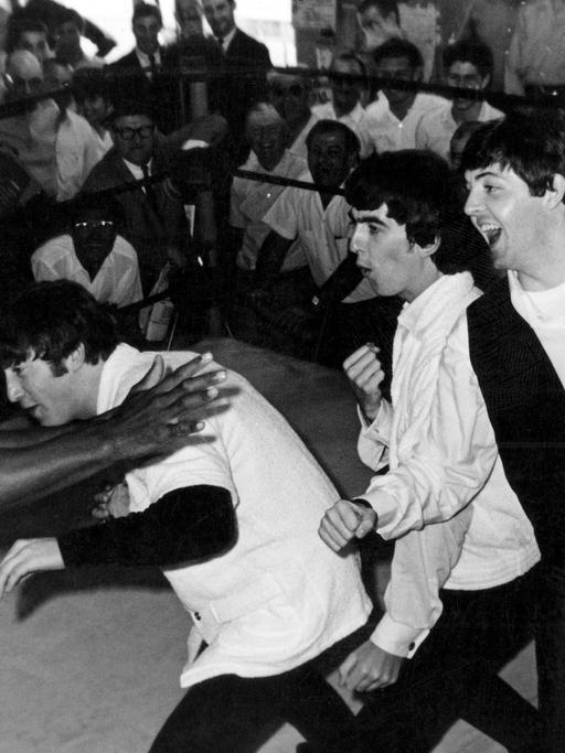 Muhammed Ali im Ring mit den Beatles am 19. Februar 1964.