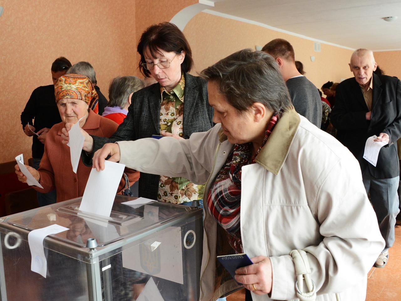 Einwohner von Donezk geben im Wahllokal in einer Schule ihre Stimme beim Referendum über die Autonomie der "Volksrepublik Donezk" ab.