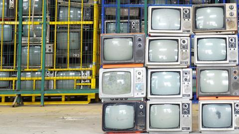 Alte Fernseher in einem Verwertungslager
