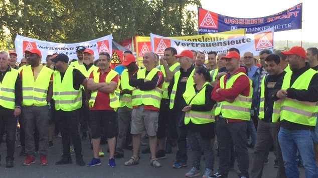 Beschäftigte des Automobilzulieferers Neue Halberg Guss (NHG) haben sich auf dem Werksgelände zum Streik versammelt.