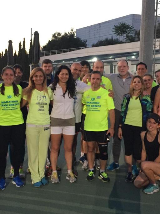 Gruppenbild: Die griechische Marathonrekordhalterin Maria Polyzou mit Flüchtlingen.