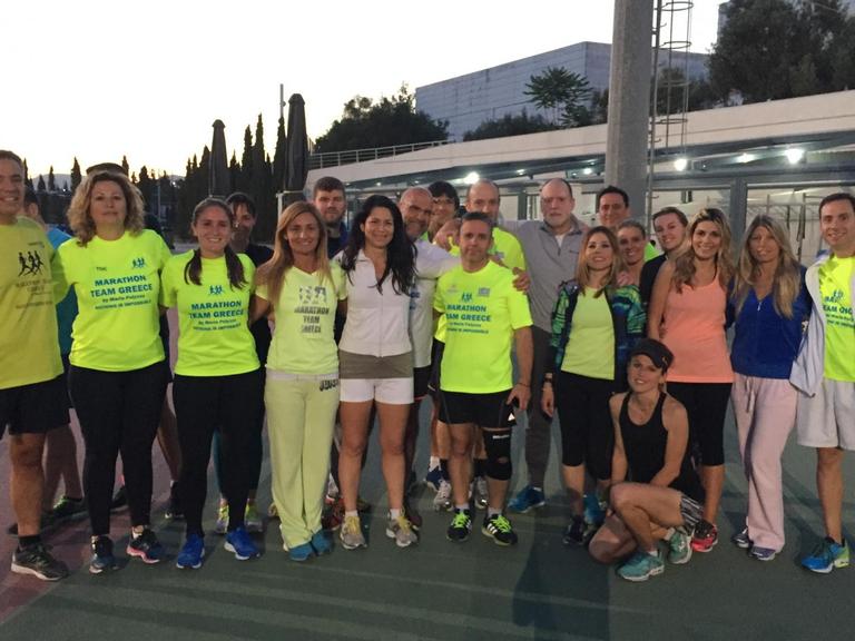 Gruppenbild: Die griechische Marathonrekordhalterin Maria Polyzou mit Flüchtlingen.