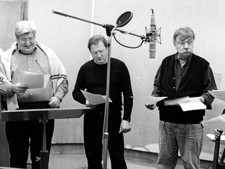 Helmut Krauss, Burkhardt Klaußner, Klaus Mehrländer im Hörspielstudio am Mikrofon.