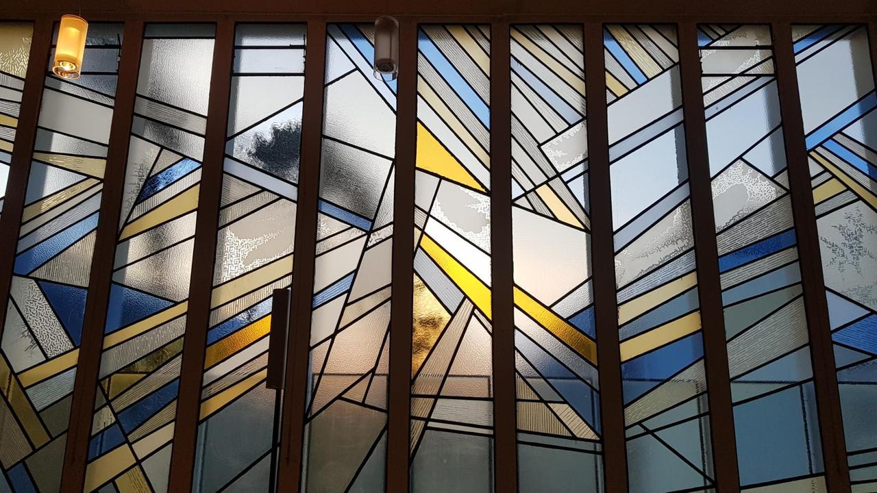Aufnahme der bunten grafischen Kirchenfenster.