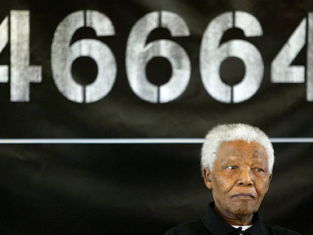 Nelson Mandela vor einem Plakat mit der Aufschrift "46664". Das war seine Gefängnisnummer auf Robben Island. 