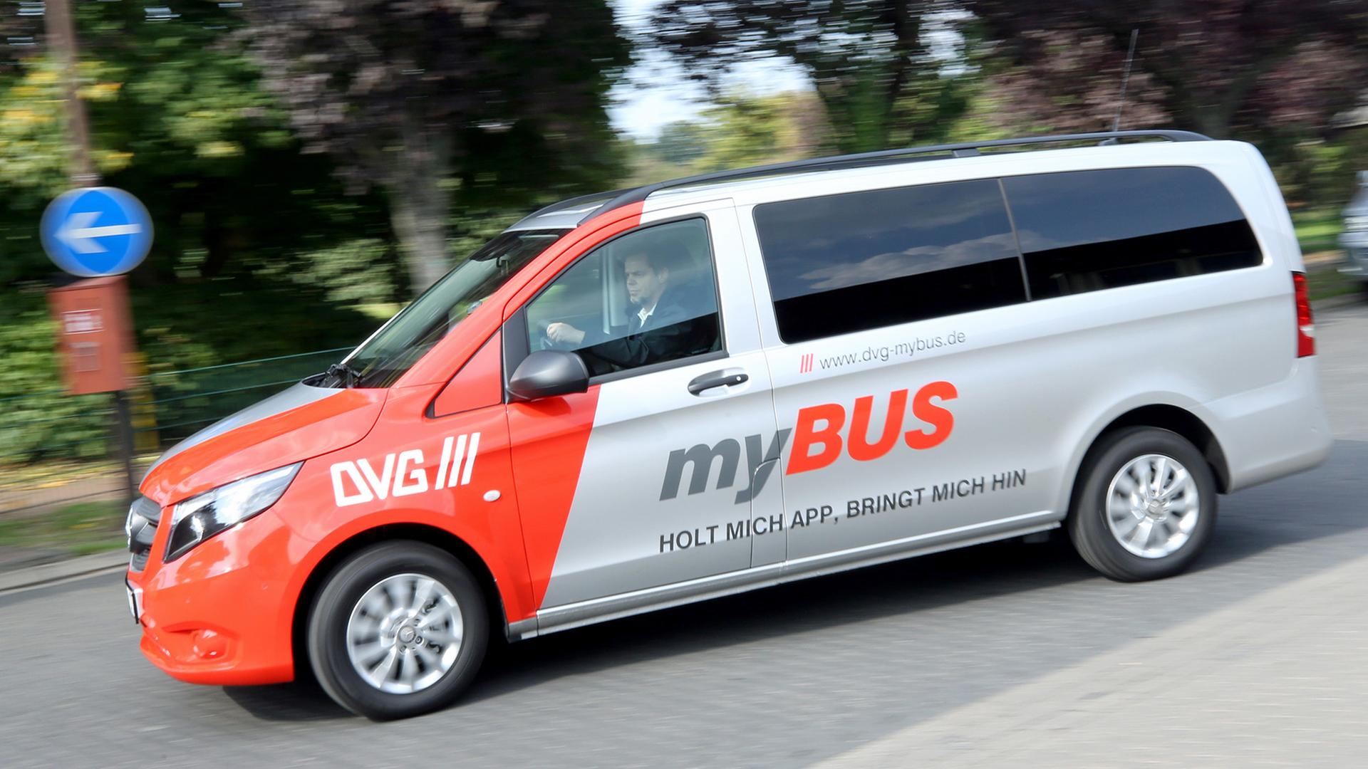 Ein "myBUS"- Kleinbus fährt über den Betriebshof der Duisburger Verkehrsgesellschaft: Der Kleinbus folgt keinem statischen Fahrplan, sondern fährt dynamisch auf Basis der Echtzeit-Nachfrage der Bürger per App auf dem Handy.
