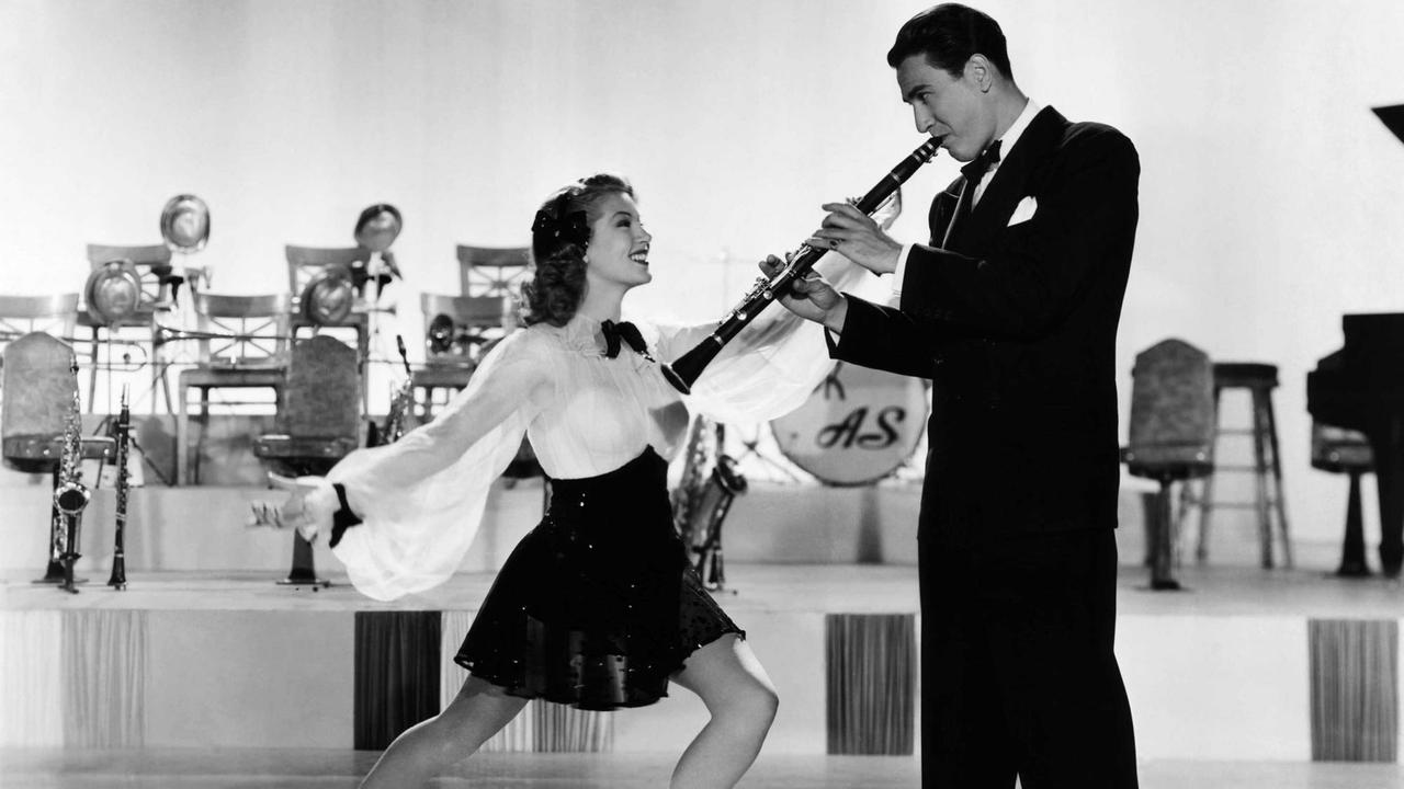 Klarinettist Artie Shaw mit der Schauspielerin Lana Turner in dem Film "Dancing Co-Ed" von 1939