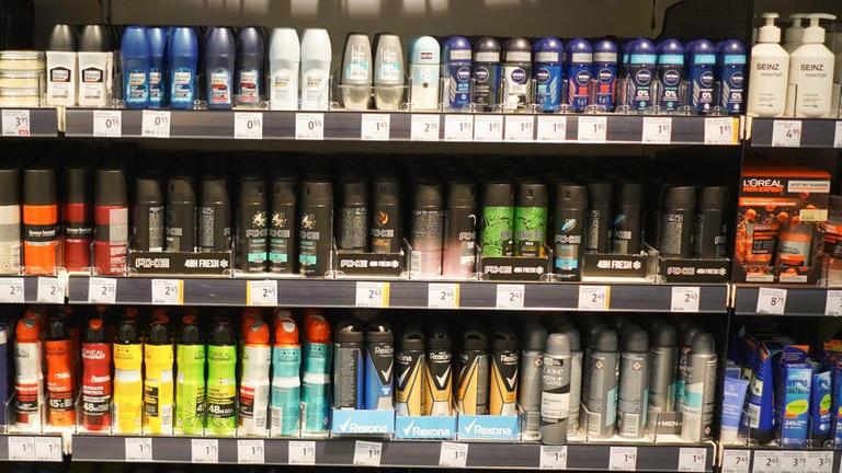 Zahlreiche Hygiene-Artikel, darunter viele Deos, stehen in einer dm-Filiale. Zahlreiche Hygiene-Artikel, darunter viele Deos, stehen in einer dm-Filiale.