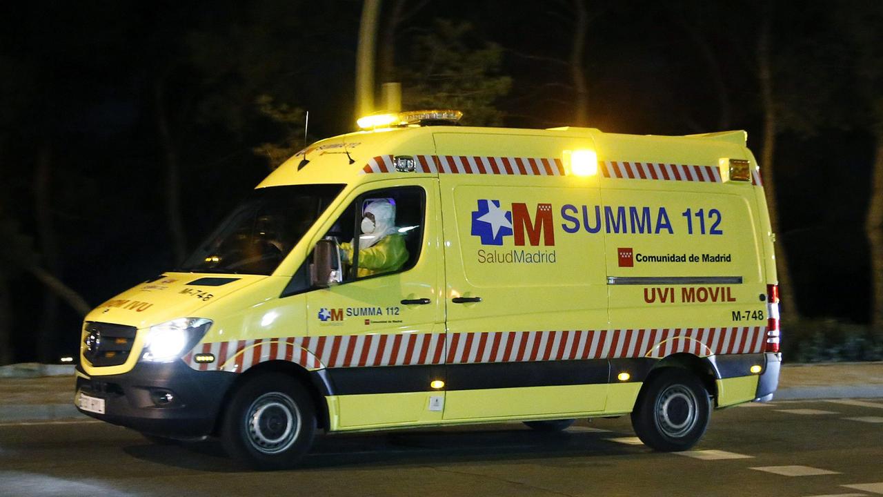 Ein Krankenwagen in Madrid auf dem Weg in ein Krankenhaus.