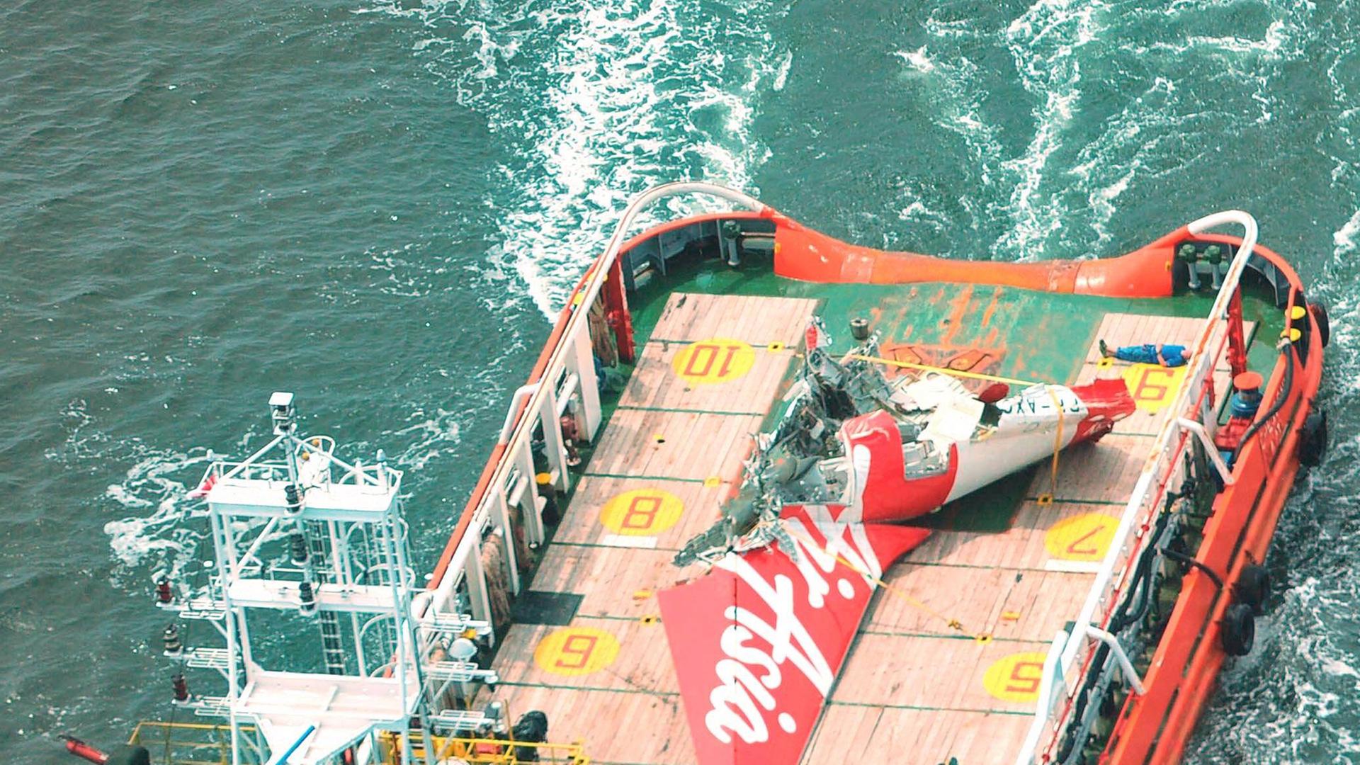 Wrackteile des Fluzeugs von Air Asia auf einem Transportschiff Wrackteile des Fluzeugs von Air Asia auf einem Transportschiff