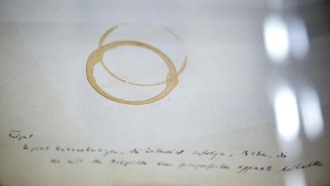 Ein Rotweinfleck auf einem Gedichtmanuskript des Schriftstellers Paul Celan.