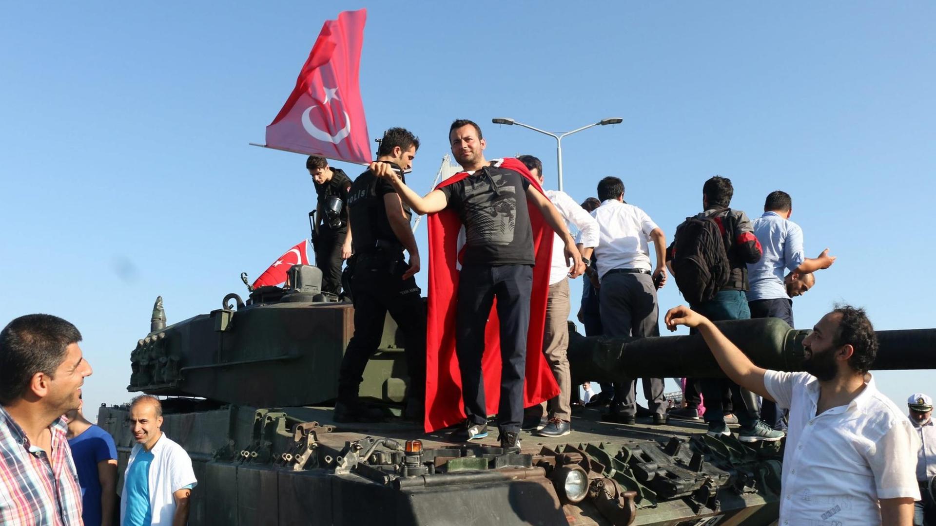 Unterstützer von Präsident Erdogan jubeln auf einer Brücke über den Bosporus nach dem gescheiterten Putsch