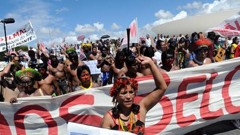 Indigenas aus dem Amazonasgebiet protestieren in Brazilia gegen das Belo-Monte-Staudammprojekt.