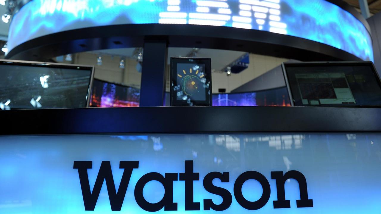 Der IBM Rechner Name "Watson" leuchtet am Montag (28.02.2011) auf einer Anzeige auf der CeBIT im Messegelände in Hannover