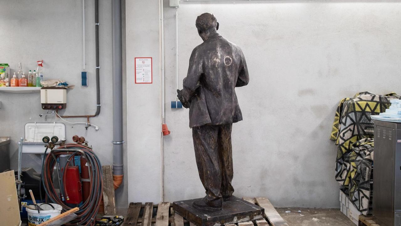Die 2,15 Meter hohe Lenin-Statue steht mit dem Rücken zugewandt in einer Werkshalle.