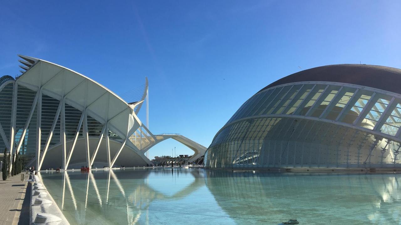 Wahrzeichen Valencias: Wissenschaftsmuseum (li.) und Kino. Das  "L´Hemisféric" (re.) war das erste Gebäude der "Stadt der Künste und Wissenschaften". 2017 kamen 150.000 Besucher hierher. 