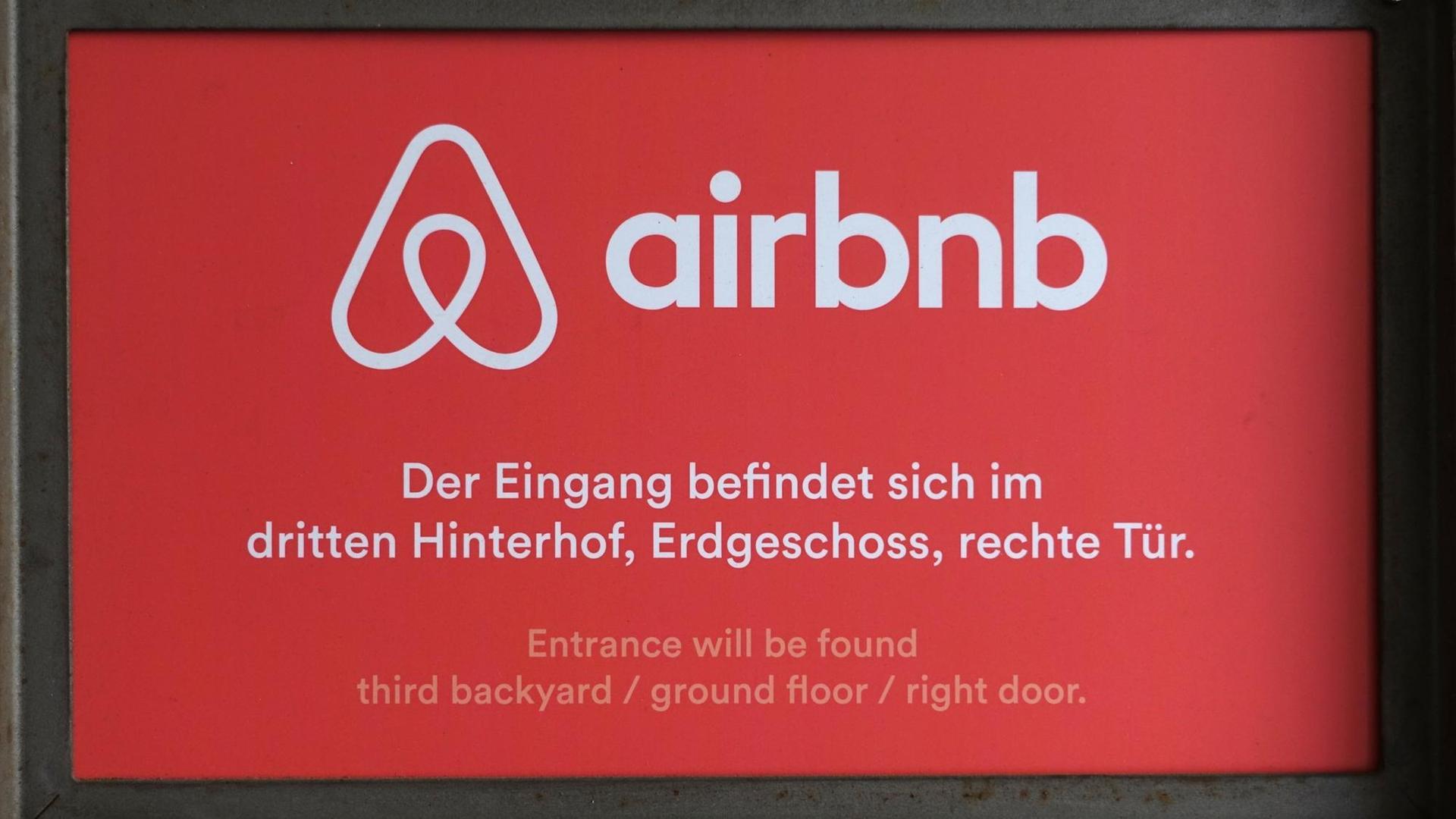 Das Logo vom Onlineübernachtungsdienst Airbnb im Eingang Brunnenstraße 196 am Rosenthaler Platz in Berlin. Das Logo vom Onlineübernachtungsdienst Airbnb im Eingang Brunnenstraße 196 am Rosenthaler Platz in Berlin.