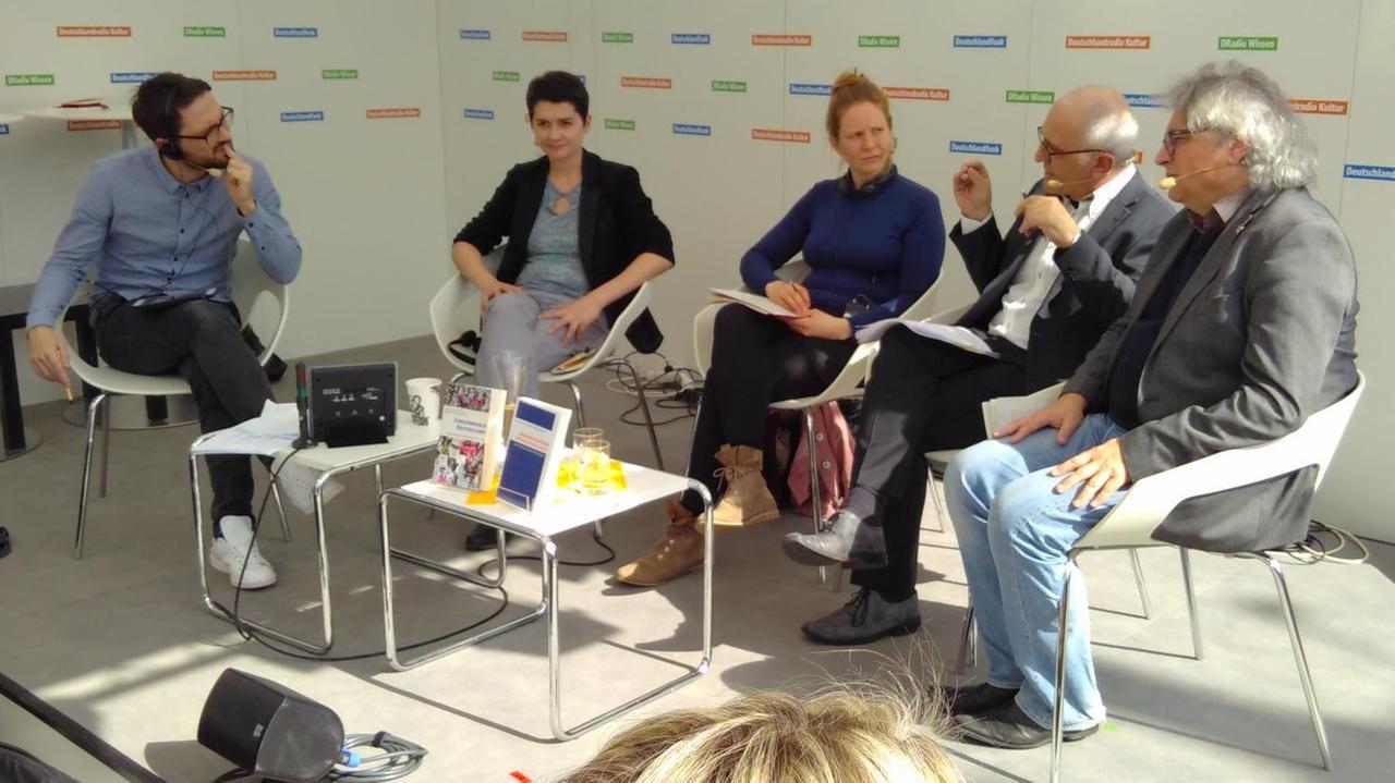 Auf der Bühne des Deutschlandradios auf der Leipziger Buchmesse 2017 sitzen vier Gäste und der Moderator