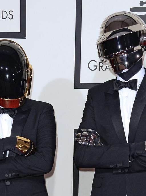 Die beiden Musiker des französischen Elektropop-Duos Daft Punk posieren bei der Ankunft zur 56. Grammy-Verleihung im Staples Center in Los Angeles mit Roboterhelmen und Smoking.