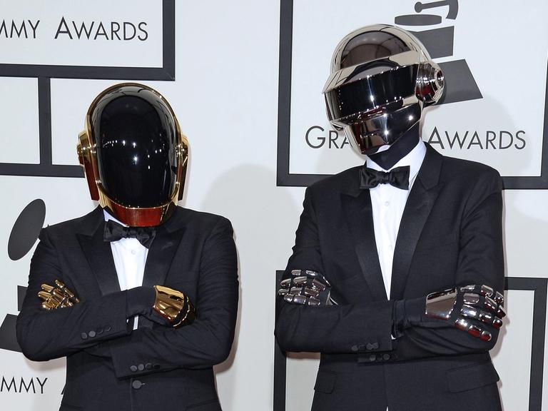 Die beiden Musiker des französischen Elektropop-Duos Daft Punk posieren bei der Ankunft zur 56. Grammy-Verleihung im Staples Center in Los Angeles mit Roboterhelmen und Smoking.