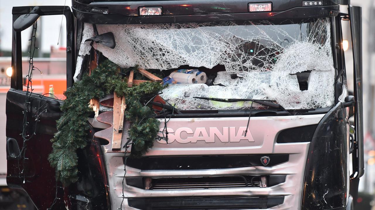 Die zerstörte Front des Lkw am Breitscheidplatz in Berlin: Bei einem mutmaßlichen Anschlag war ein Unbekannter am Montag mit einem Lastwagen auf einen Weihnachtsmarkt an der Gedächtniskirche gefahren.