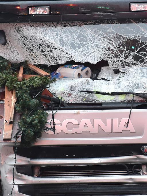 Die zerstörte Front des Lkw am Breitscheidplatz in Berlin: Bei einem mutmaßlichen Anschlag war ein Unbekannter am Montag mit einem Lastwagen auf einen Weihnachtsmarkt an der Gedächtniskirche gefahren.