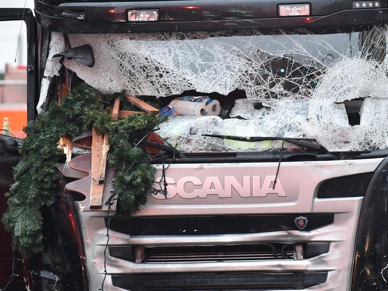 Die zerstörte Front des Lkw am Breitscheidplatz in Berlin: Bei einem mutmaßlichen Anschlag war ein Unbekannter am Montag mit einem Lastwagen auf einen Weihnachtsmarkt an der Gedächtniskirche gefahren.
