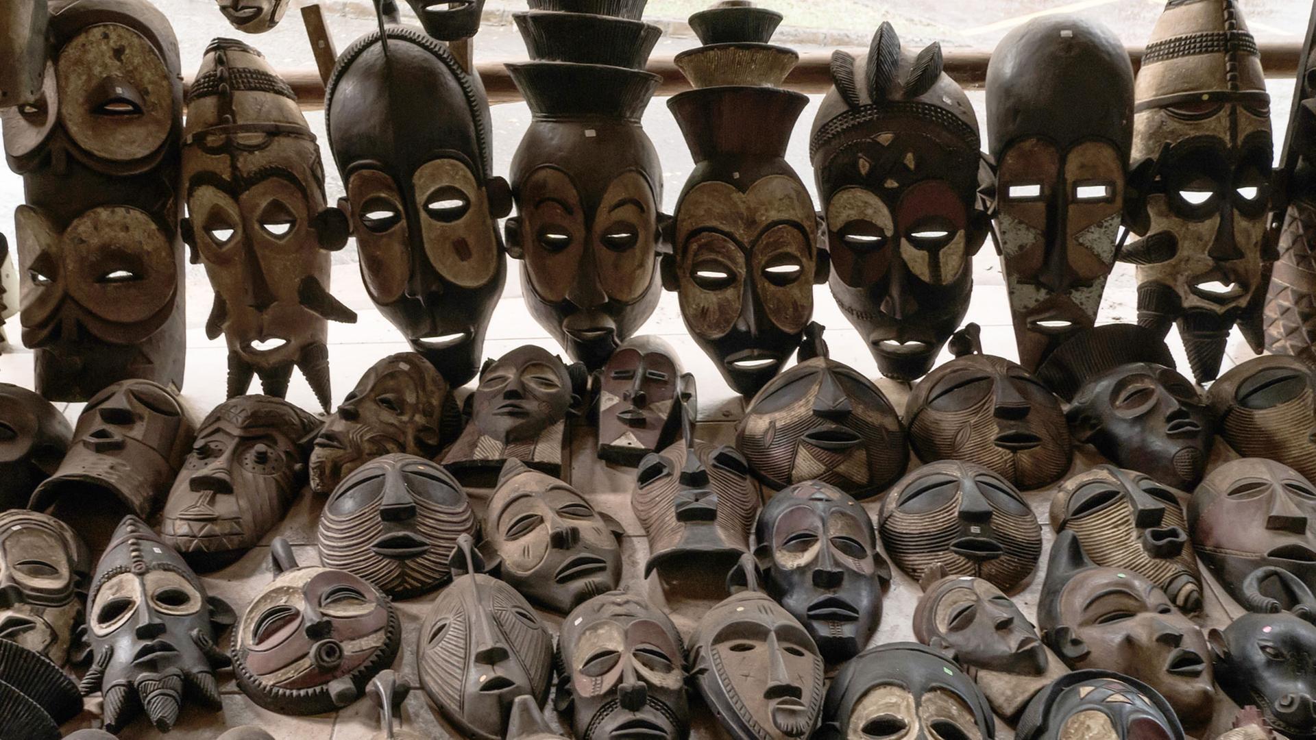 Eine Sammlung handgefertiger afrikanischer Masken bei einem Händler in Kampala