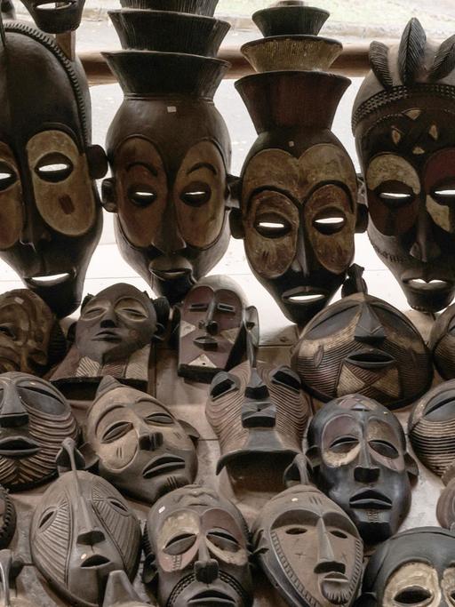 Eine Sammlung handgefertiger afrikanischer Masken bei einem Händler in Kampala