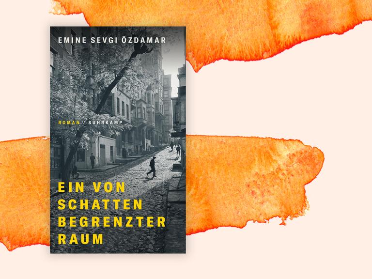 Cover des Romans "Ein von Schatten begrenzter Raum" von Emine Sevgi Özdamar vor orangefarbenem Aquarellhintergrund. Das Cover zeigt ein Schwarzweißfoto einer Straßenszene.