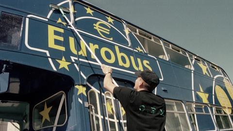 Ein Mitarbeiter reinigt am 01. Juni 1998 einen Doppelstockbus an den für die EURO Einführung geworben wird. Die österreichische Bundesregierung hat anlässlich der Einführung des EURO als Bargeld eine Werbekampagne gestartet.