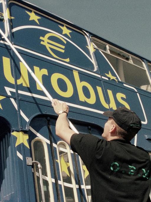 Ein Mitarbeiter reinigt am 01. Juni 1998 einen Doppelstockbus an den für die EURO Einführung geworben wird. Die österreichische Bundesregierung hat anlässlich der Einführung des EURO als Bargeld eine Werbekampagne gestartet.