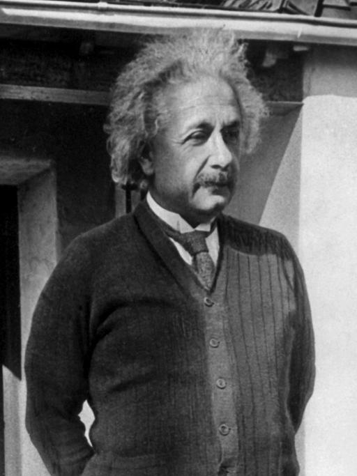 Albert Einstein im Jahr 1953 in Pasadena (Kalifornien), im Hintergrund seine Frau.